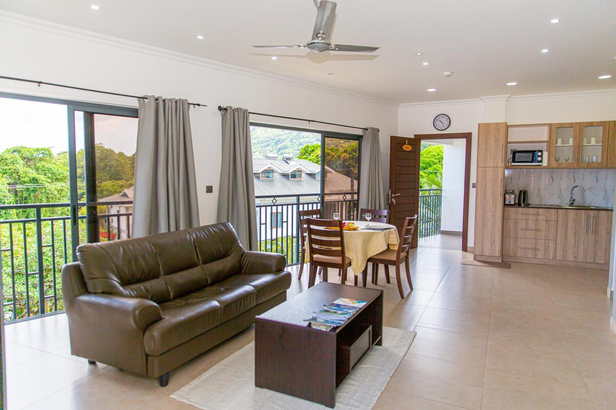 B Holiday Apartments Beau Vallon  Bagian luar foto