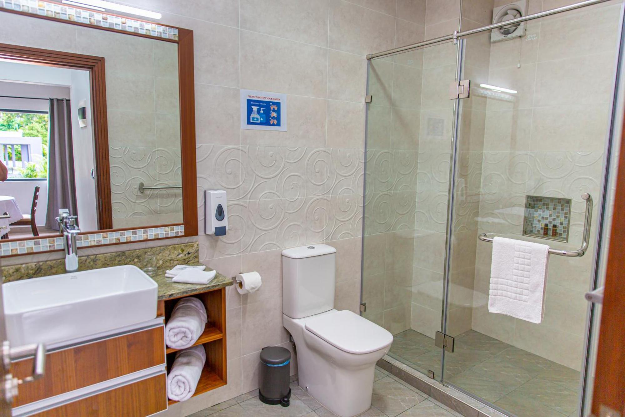 B Holiday Apartments Beau Vallon  Bagian luar foto