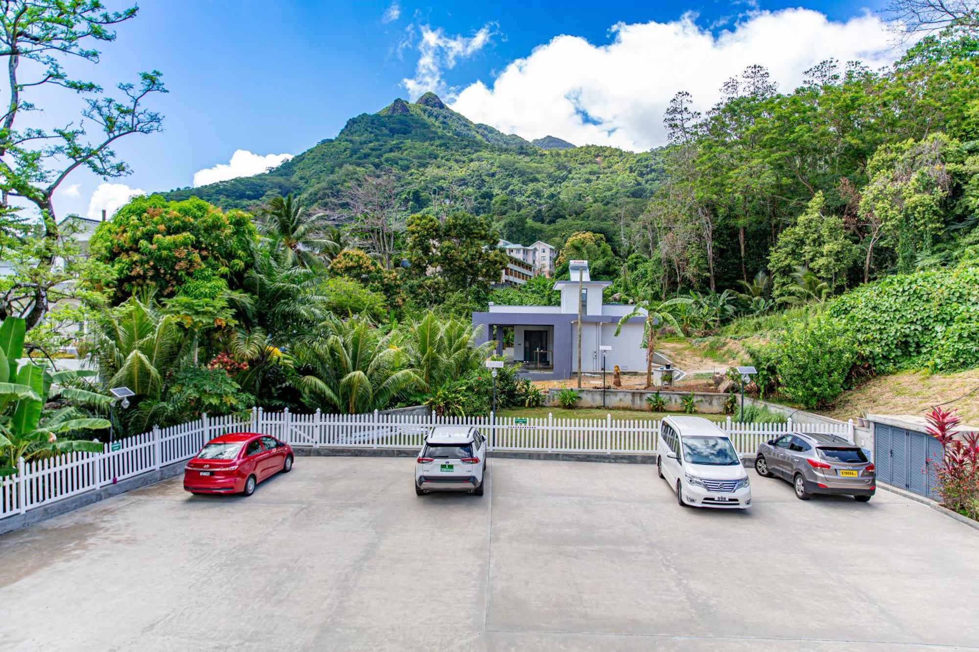 B Holiday Apartments Beau Vallon  Bagian luar foto